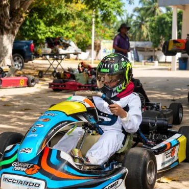 Niño disfrutando karting familiar en Autódromo Tabasco