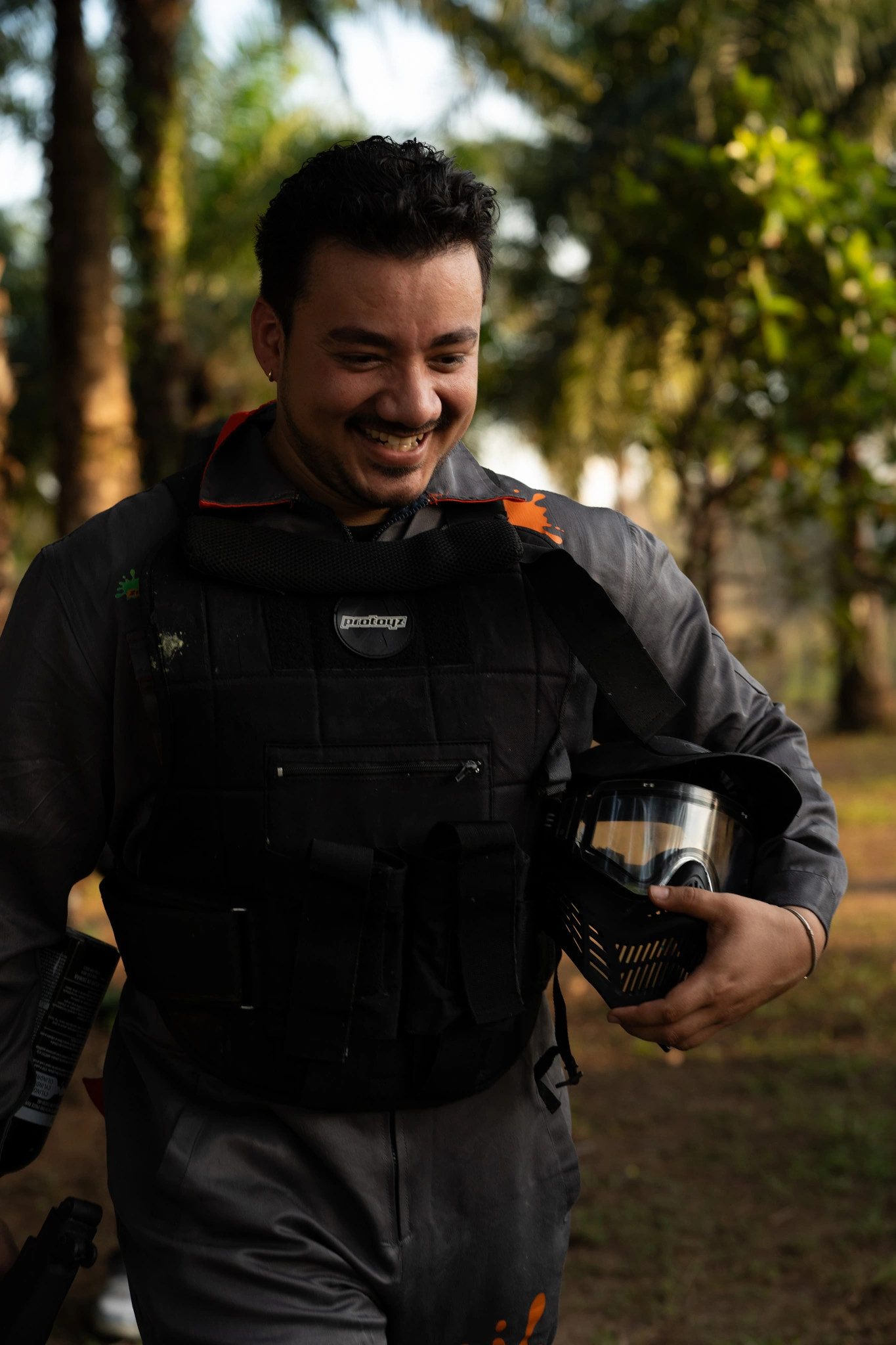 Chico preparado para jugar a Gotcha
